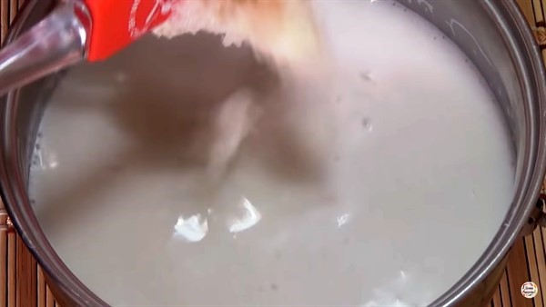 Растворяем желатин в кастрюле с молоком